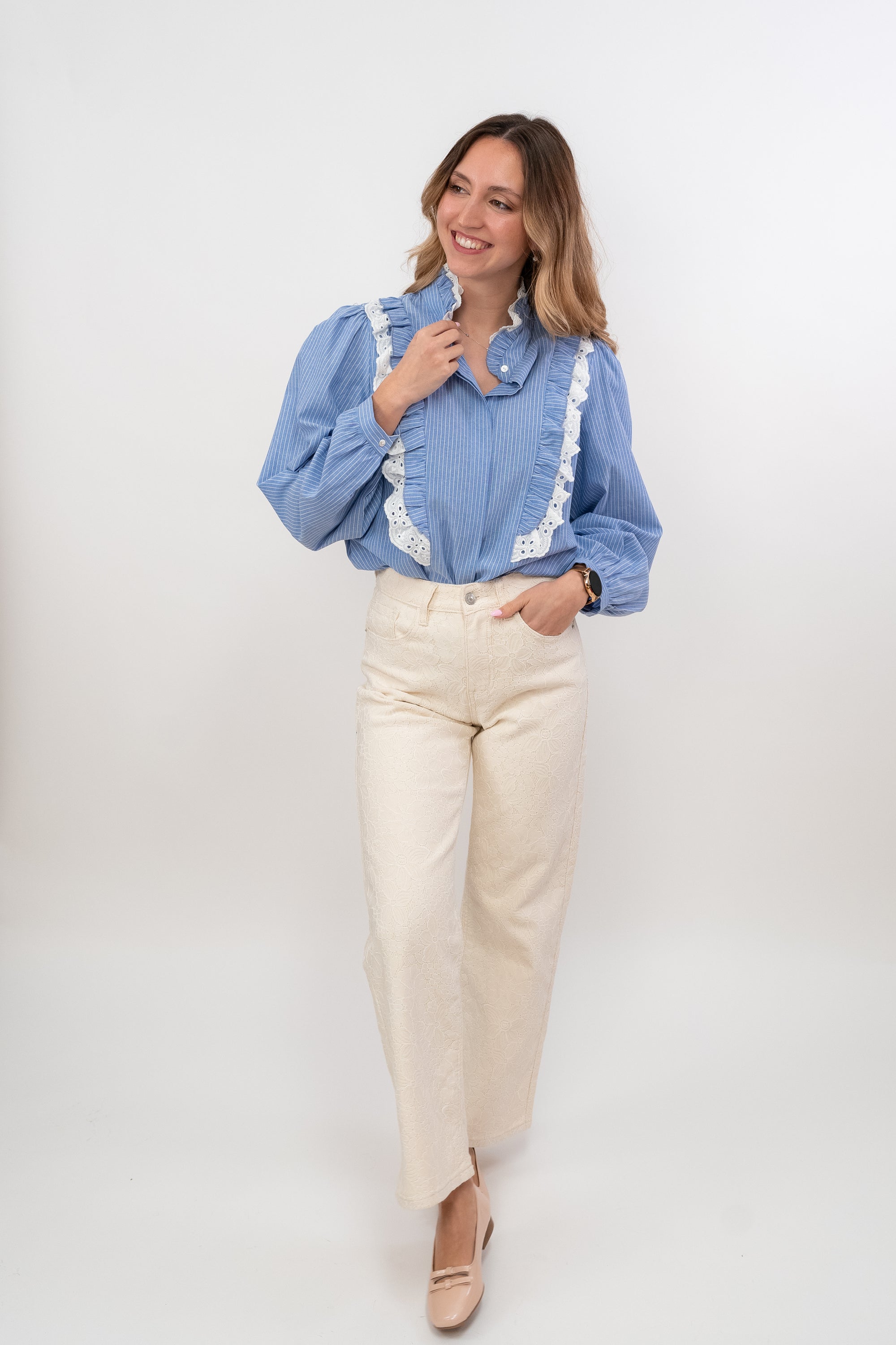 Pantalón de corte recto con encaje