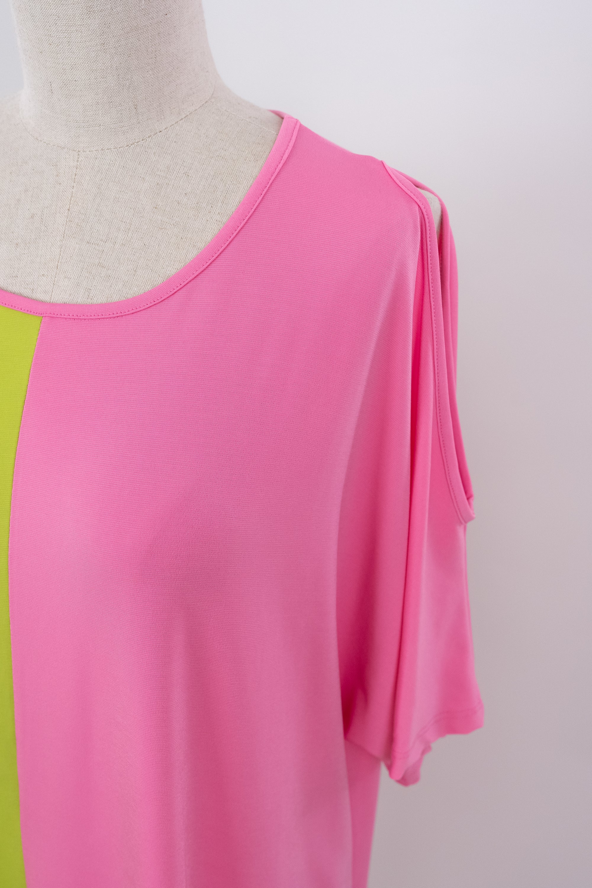 RÜGA two-tone round neckline dress