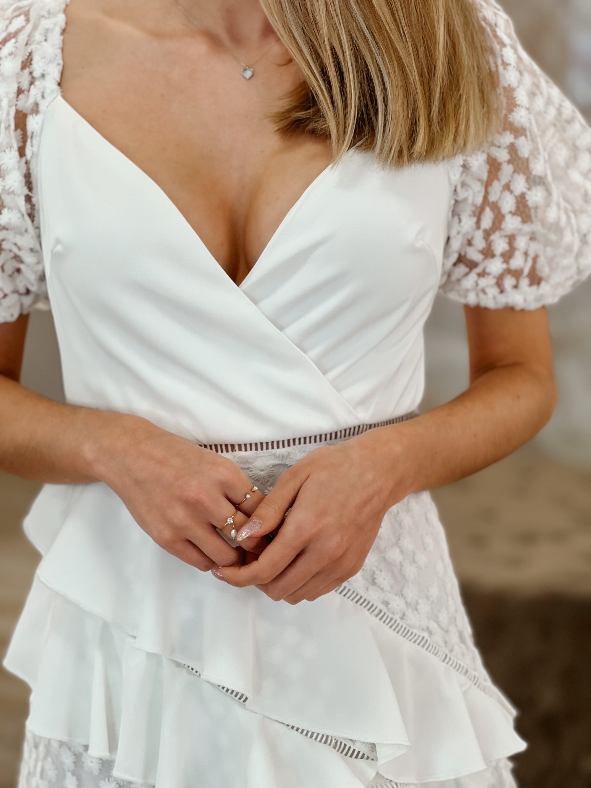 Vestido corto con volantes bordados