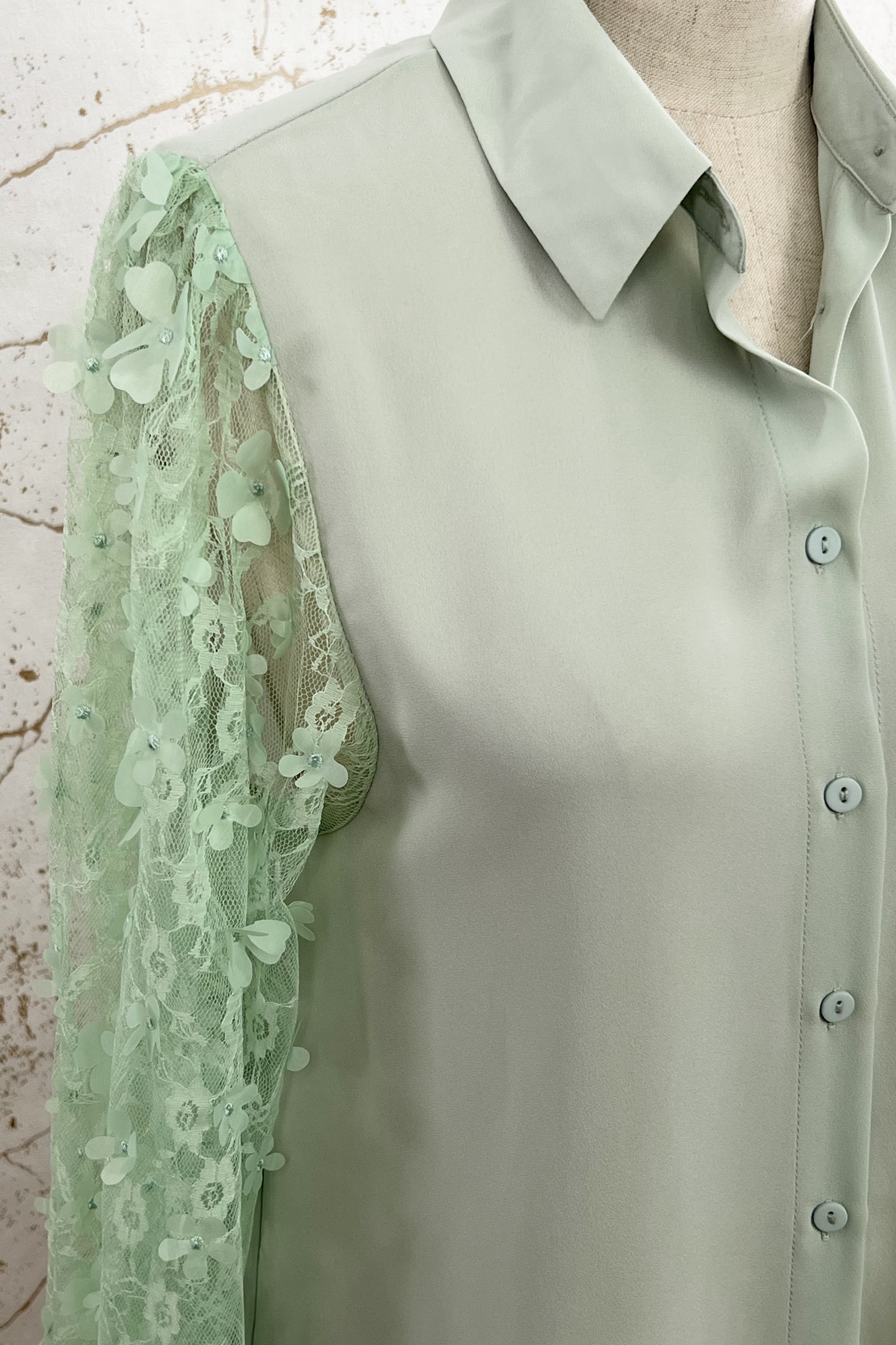 Camisa Lisa c/ Mangas em Flor