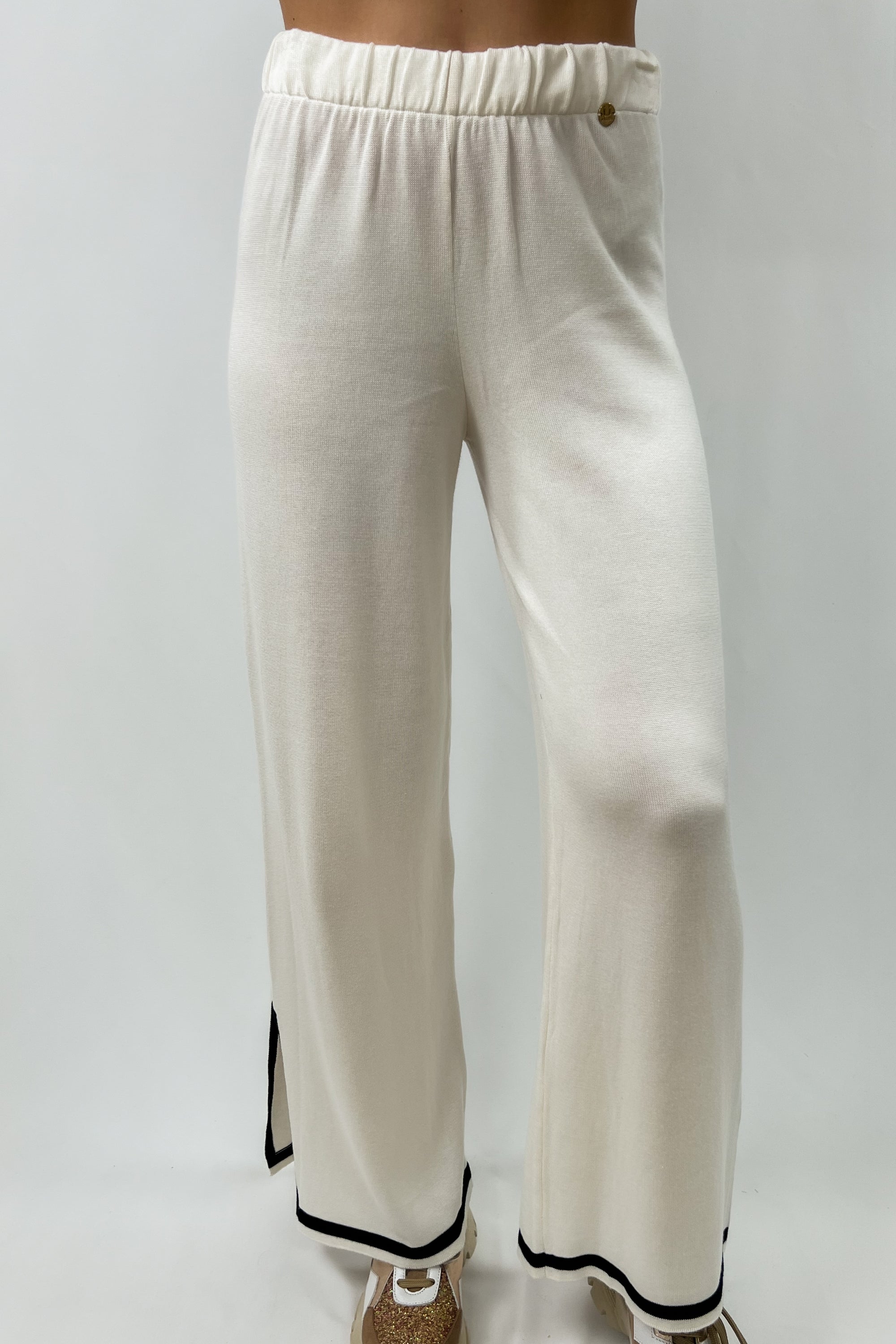 Trousers with contrasting bottoms