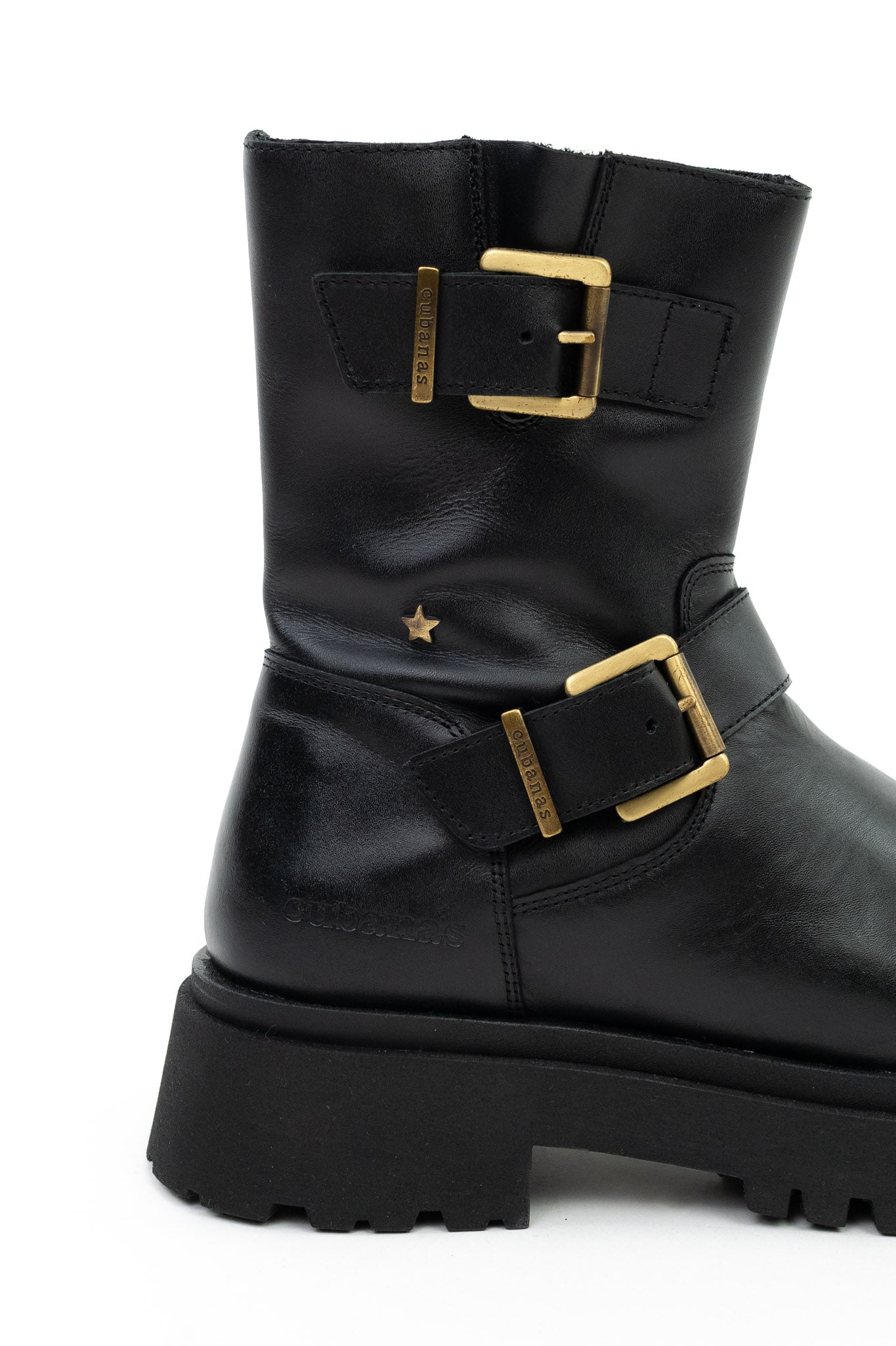 Bota em Pele com Fivelas