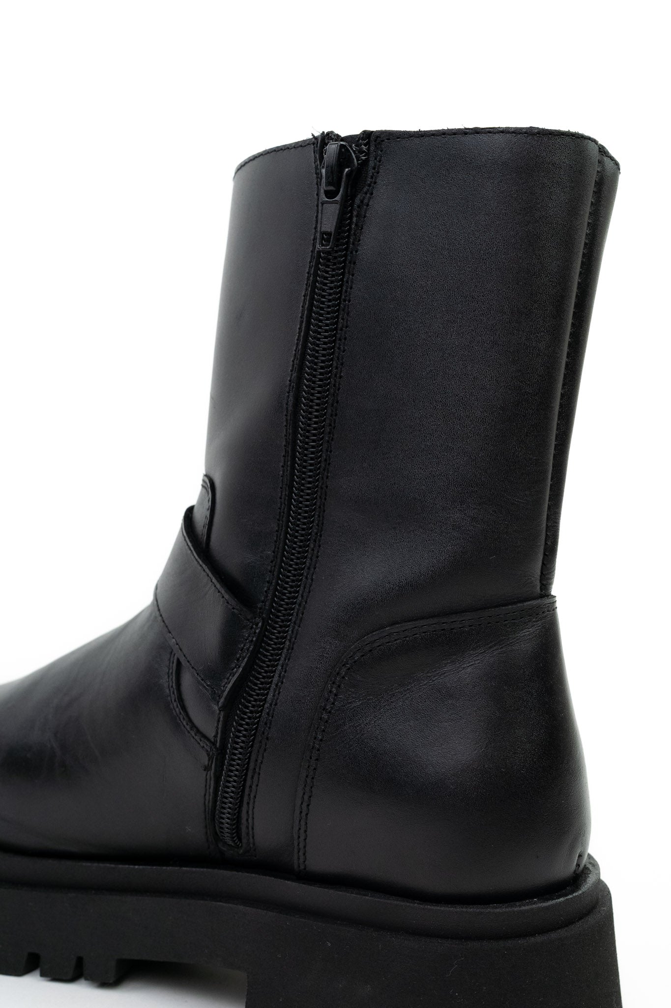 Bota em Pele com Fivelas