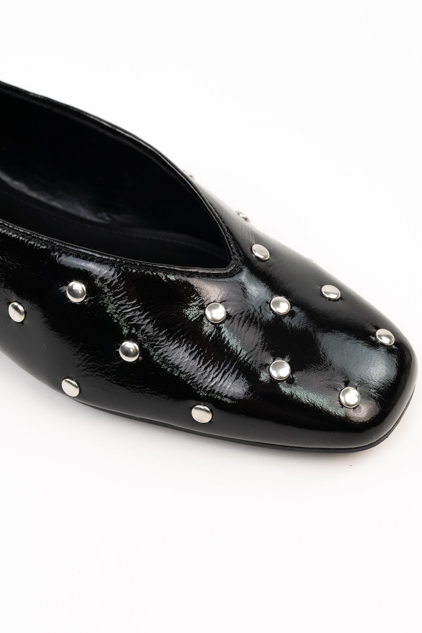 Sabrina em Pele com Tachas