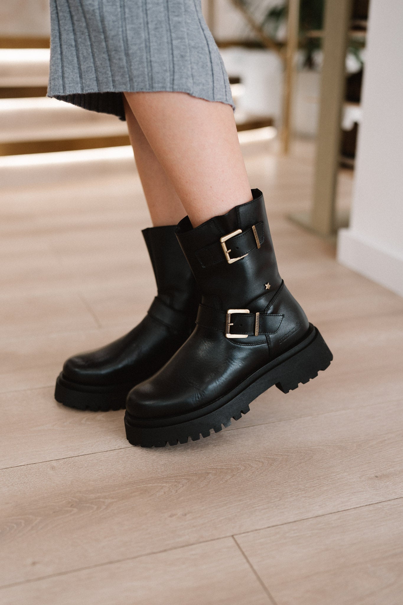 Bota em Pele com Fivelas